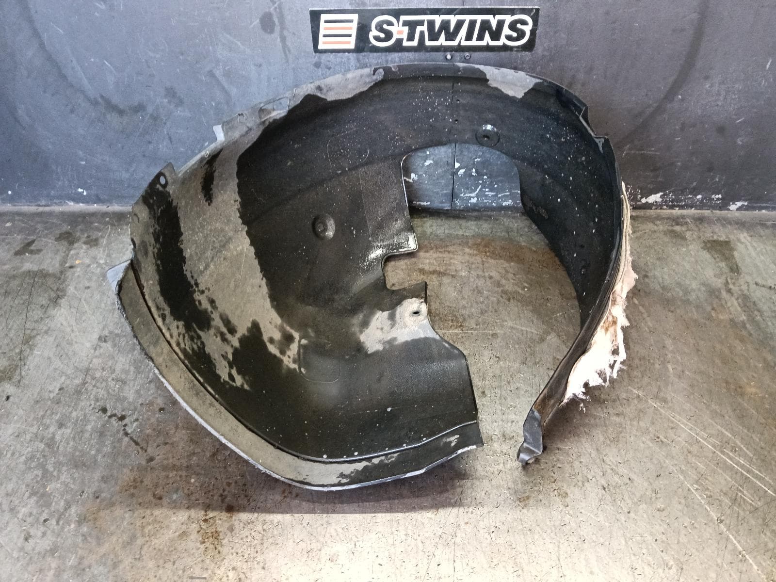 Used auto part listing image: 2018 HYUNDAI I30 LEFT GUARD LINER FRONT, PD, HATCH (S.KOREA VIN KMHH), STANDARD TYPE, 03/17-07/20 0000389315