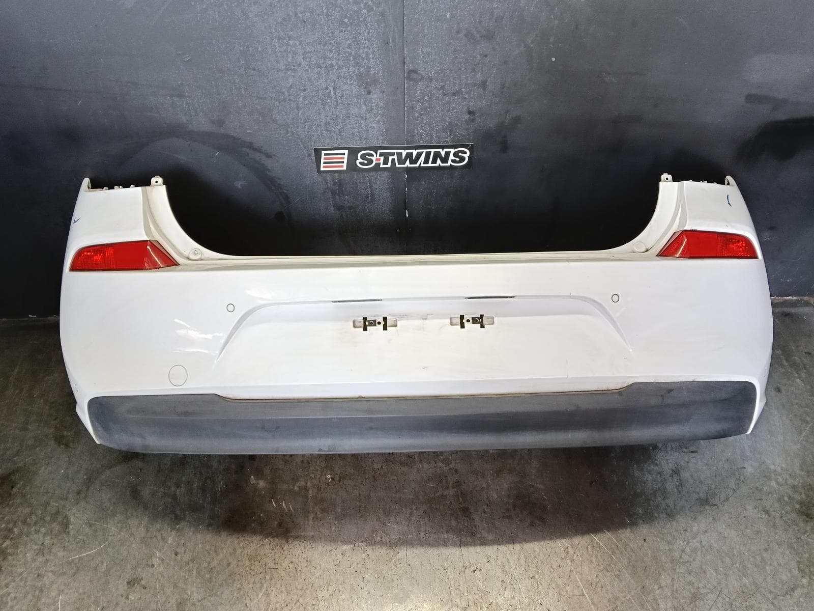 Used auto part listing image: 2018 HYUNDAI I30 REAR BUMPER BUMPER BAR, PD, HATCH (S. KOREA VIN KMHH), W/ PARK SENSOR TYPE, GO/ACTIVE/ELITE/SR, 03/17-07/20 0000389317