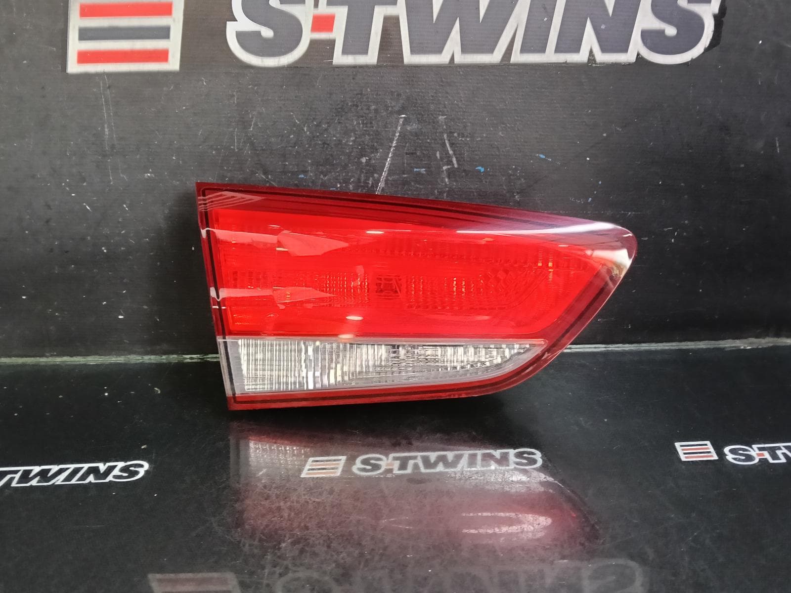 Used auto part listing image: 2018 HYUNDAI I30 REAR GARNISH TAILGATE LAMP (LH SIDE), PD, HALOGEN TYPE, HATCH (S.KOREA VIN KMHH), GO/ACTIVE/ELITE/SR, 03/17-12/23 0000389319