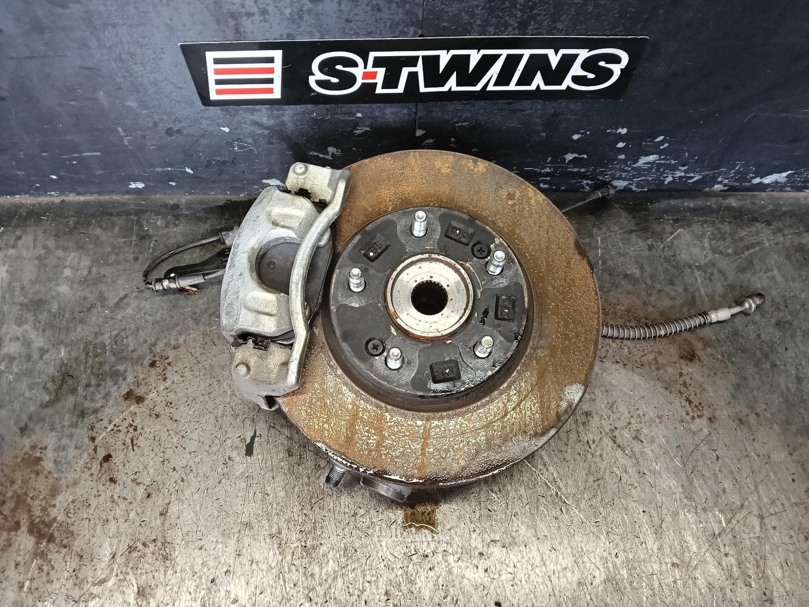 Used auto part listing image: 2018 HYUNDAI I30 LEFT FRONT HUB ASSEMBLY PD, HATCH (S.KOREA VIN KMHH), STANDARD/N LINE TYPE, 03/17-02/21 0000389320