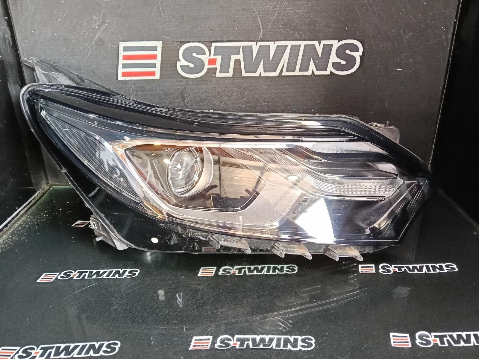 Used auto part listing image: 2018 HOLDEN EQUINOX RIGHT HEADLAMP EQ, LTZ/LTZ-V, LED TYPE, 09/17-12/20 0000385208