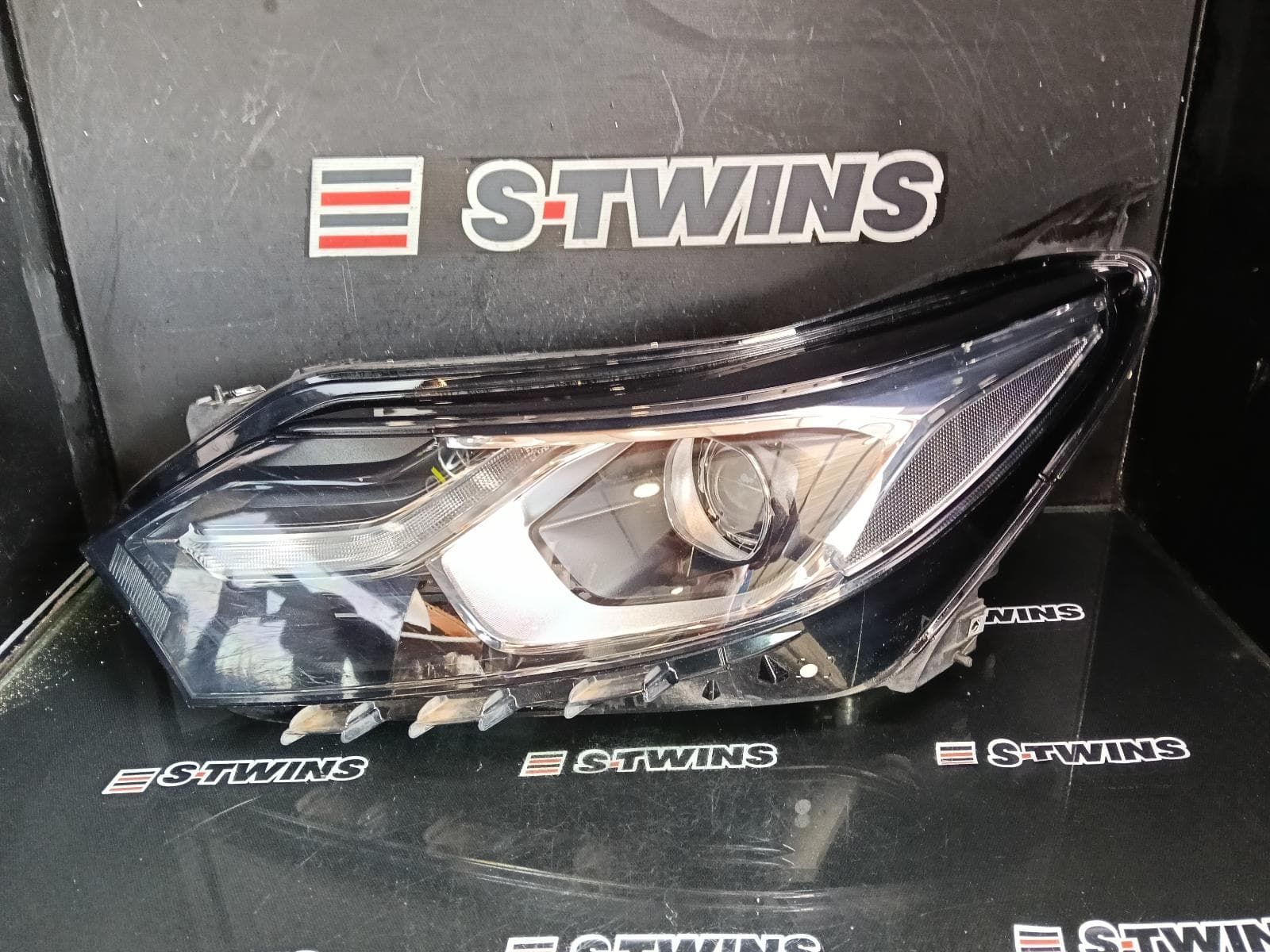 Used auto part listing image: 2018 HOLDEN EQUINOX LEFT HEADLAMP EQ, LTZ/LTZ-V, LED TYPE, 09/17-12/20 0000385209