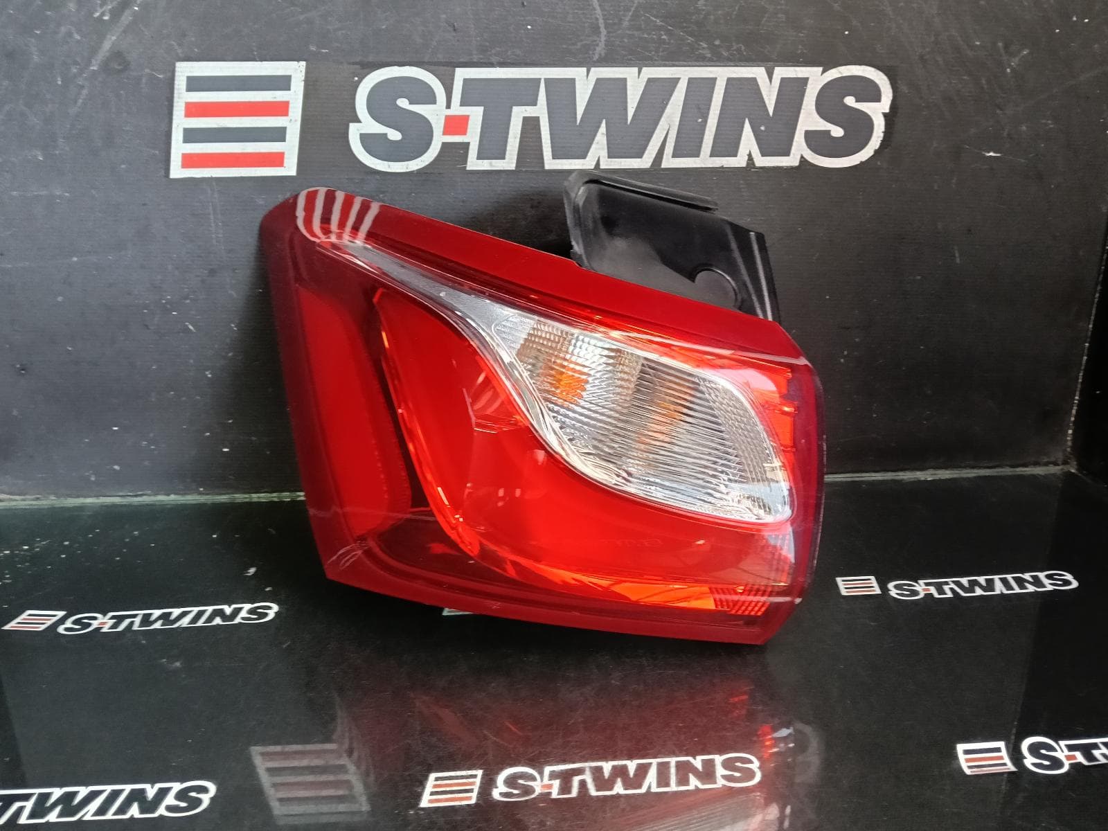 Used auto part listing image: 2018 HOLDEN EQUINOX LEFT TAILLIGHT EQ, LTZ/LT-Z, LED TYPE, 09/17-12/20 0000385258