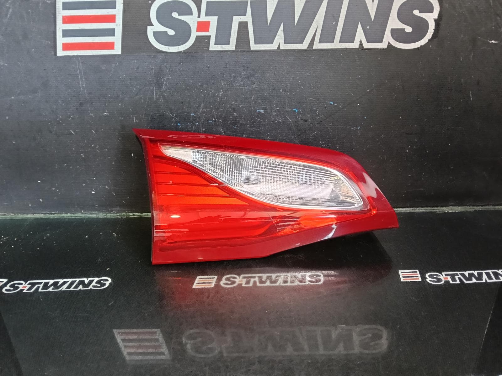Used auto part listing image: 2018 HOLDEN EQUINOX REAR GARNISH TAILGATE LAMP (LH SIDE), LED TYPE, EQ, 09/17-12/20 0000385260