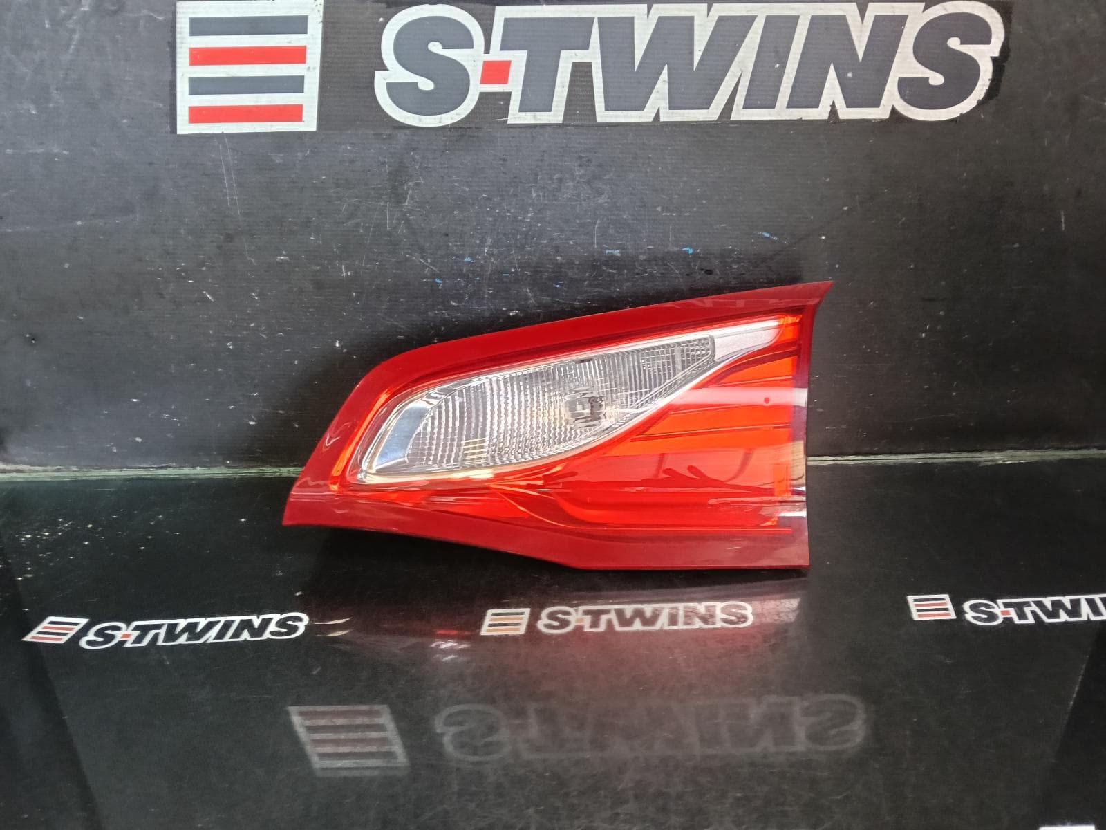 Used auto part listing image: 2018 HOLDEN EQUINOX REAR GARNISH TAILGATE LAMP (RH SIDE), LED TYPE, EQ, 09/17-12/20 0000385261