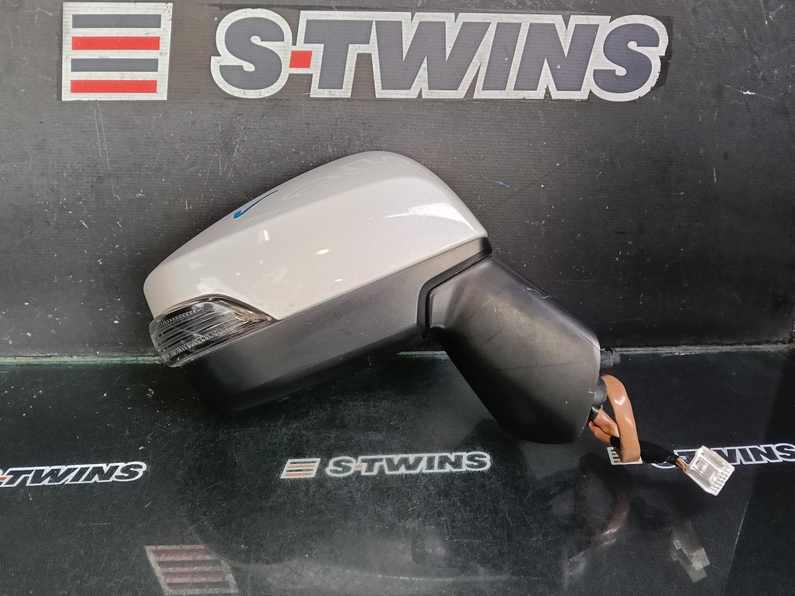Used auto part listing image: 2017 SUBARU WRX RIGHT DOOR MIRROR V1, POWER FOLDING, HEATED, NON CAMERA TYPE, 03/14-10/21 0000385358