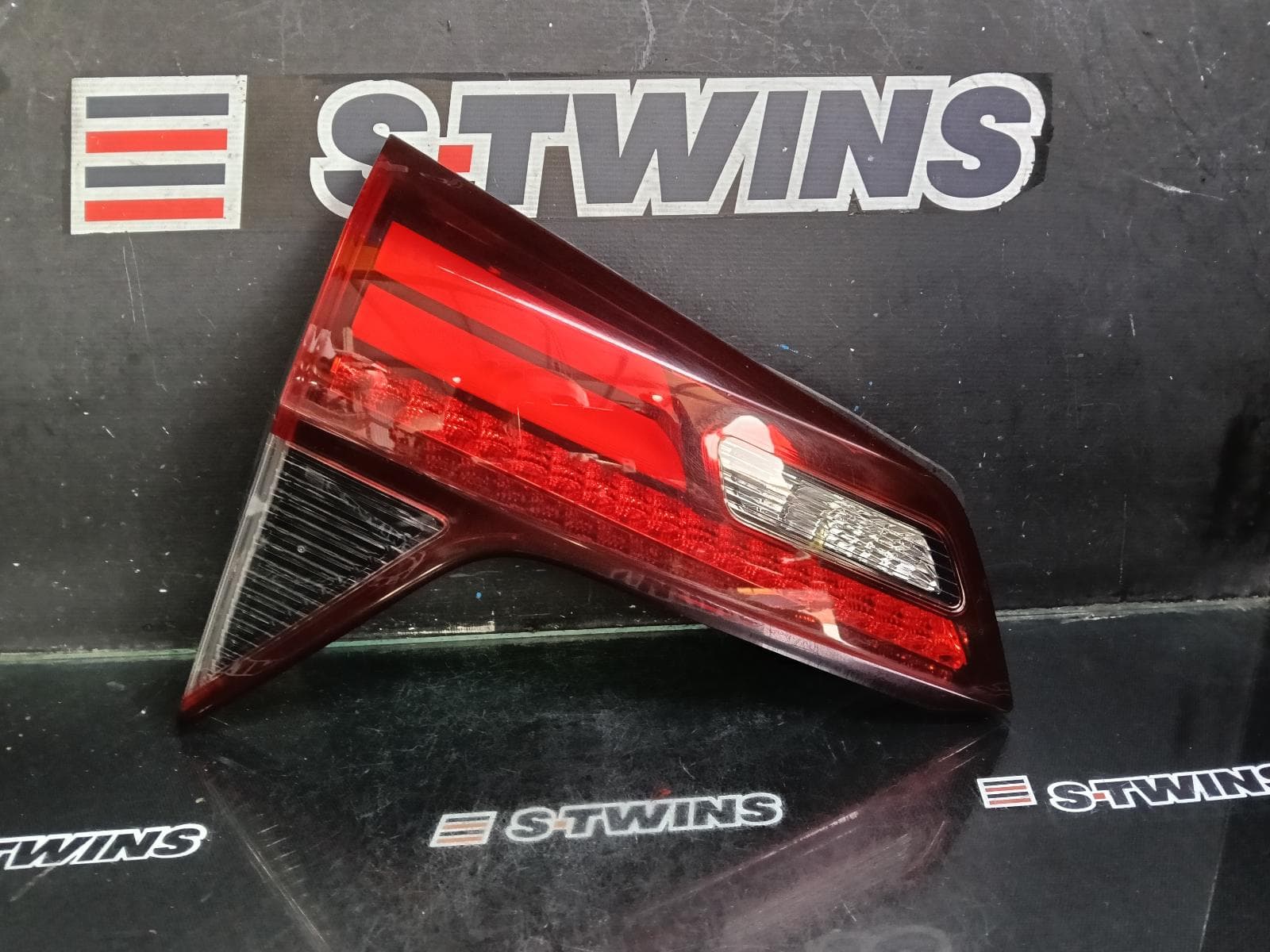 Used auto part listing image: 2020 HONDA HRV REAR GARNISH TAILGATE LAMP (LH SIDE), RU5, VTi-S/VTi-LX/RS, LED, OPTICAL GUIDE TYPE, 07/18-10/21 0000386413