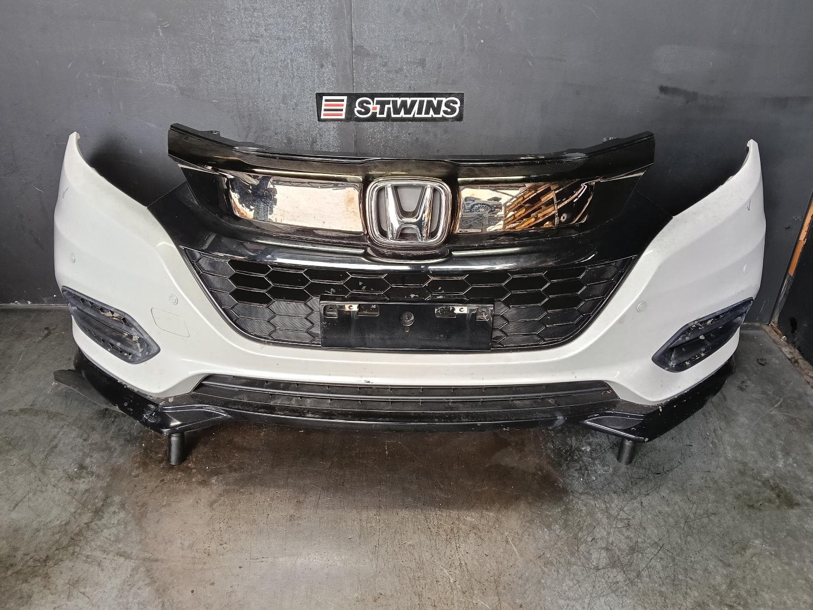Used auto part listing image: 2020 HONDA HRV FRONT BUMPER RU5, VTi-LX, W/ PARK SENSORS TYPE, 07/18-10/21 0000386320