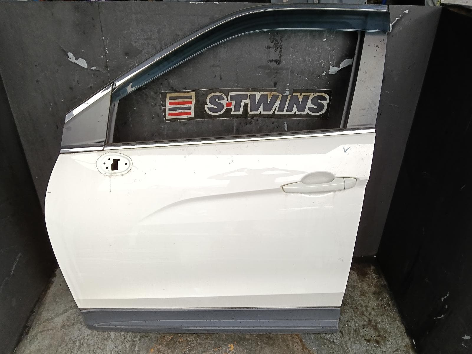 Used auto part listing image: 2019 MITSUBISHI ECLIPSE CROSS LEFT FRONT DOOR YA-YB, 11/17- 0000386714