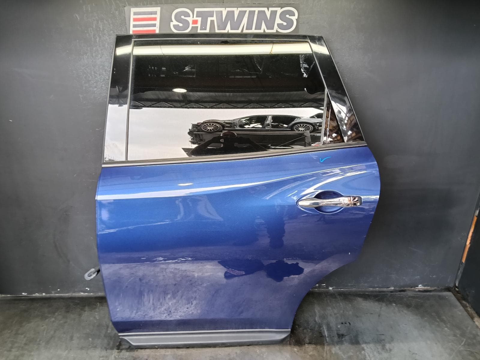 Used auto part listing image: 2019 NISSAN PATHFINDER LEFT REAR DOOR SLIDING R52, NON CHROME MOULD TYPE, 06/13-04/21 0000385150