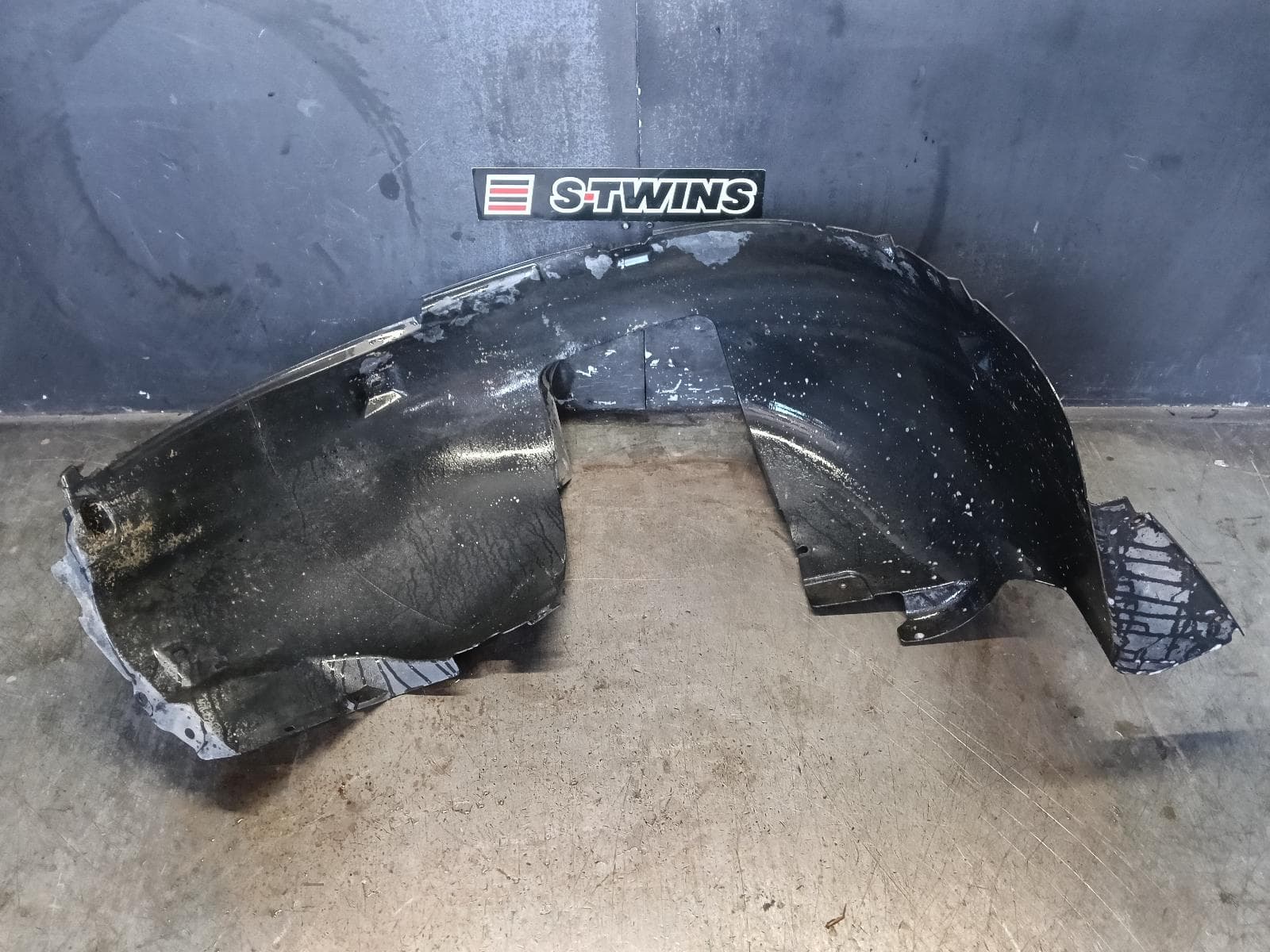 Used auto part listing image: 2017 VOLKSWAGEN TRANSPORTER RIGHT GUARD LINER T6, 07/15-08/24 0000389548