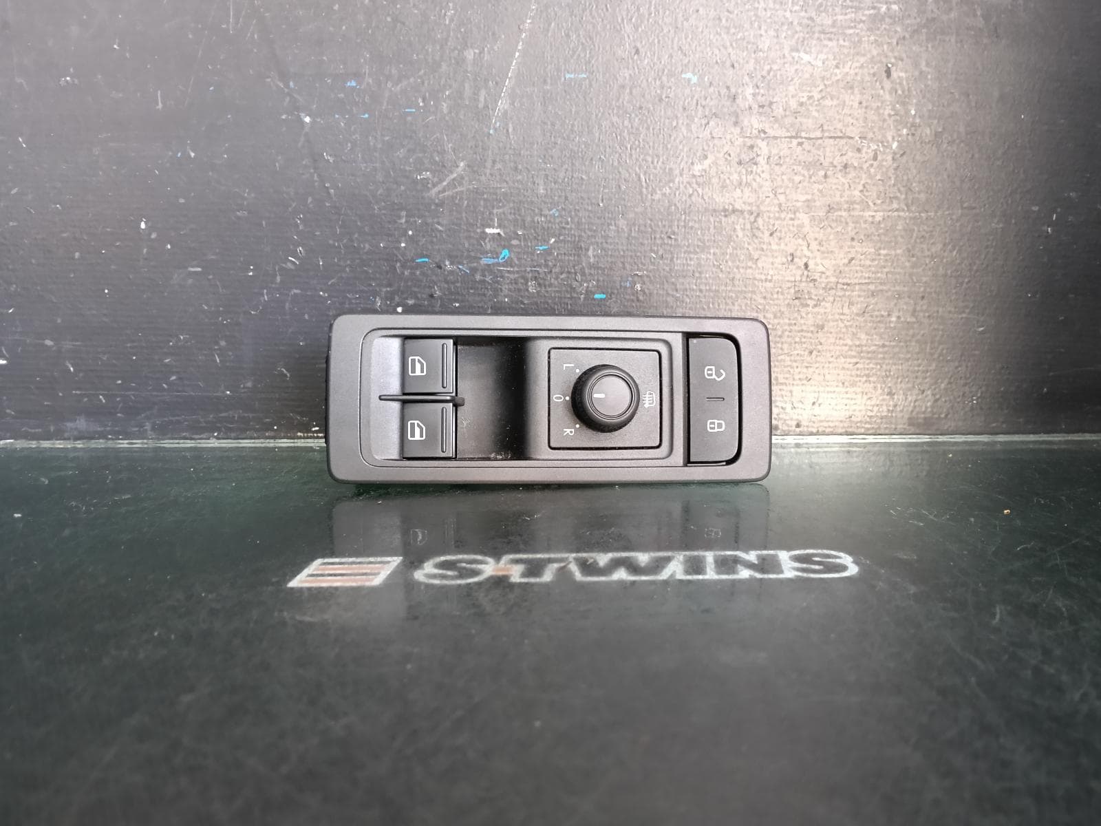 Used auto part listing image: 2017 VOLKSWAGEN TRANSPORTER PWR DR WIND SWITCH RH FRONT (MASTER SWITCH ASSY), NON CHROME INSERT TYPE, T6, 07/15-07/20 0000389258