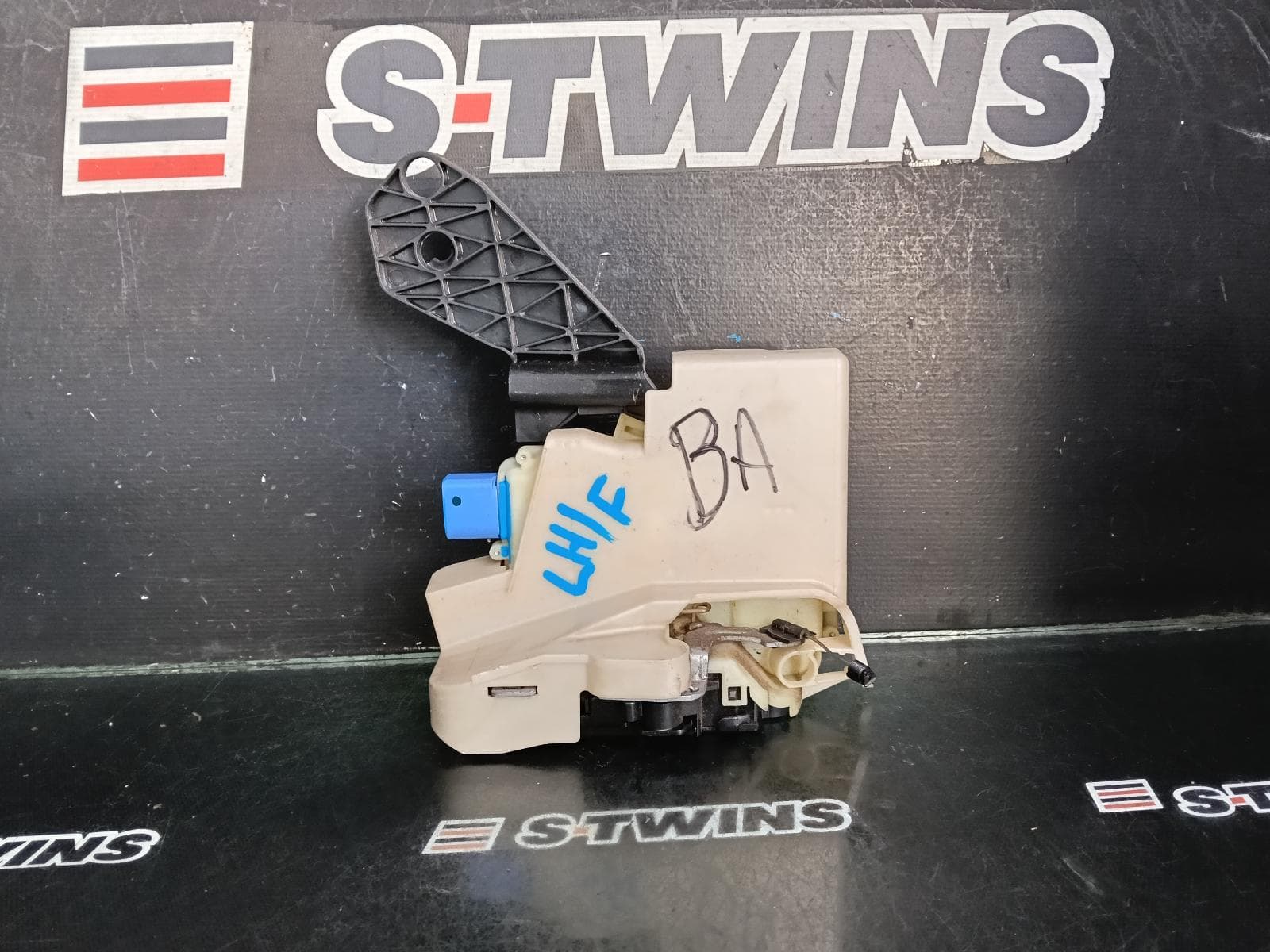 Used auto part listing image: 2017 VOLKSWAGEN TRANSPORTER DOOR BOOT GATE LOCK LEFT FRONT DOOR LOCK, T6, 07/15-08/24 0000389257