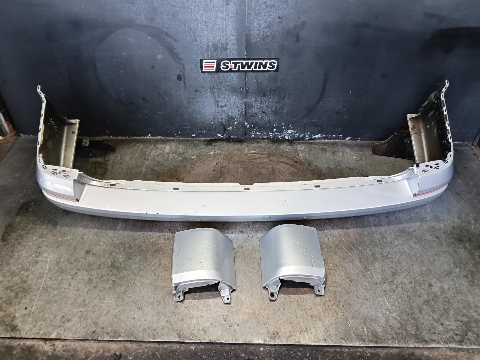 Used auto part listing image: 2017 VOLKSWAGEN TRANSPORTER REAR BUMPER BUMPER BAR (3 PIECE), COLOUR CODED, TAILGATE TYPE, T6, 07/15-08/24 0000389472