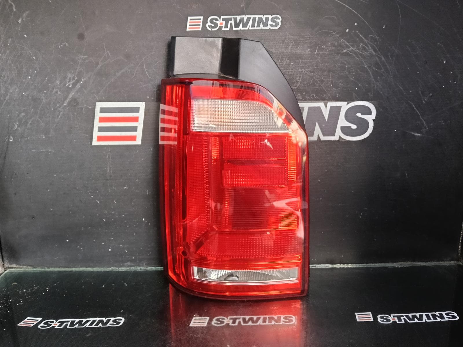 Used auto part listing image: 2017 VOLKSWAGEN TRANSPORTER LEFT TAILLIGHT T6, IN BODY, HALOGEN TYPE, 07/15-07/20 0000389245