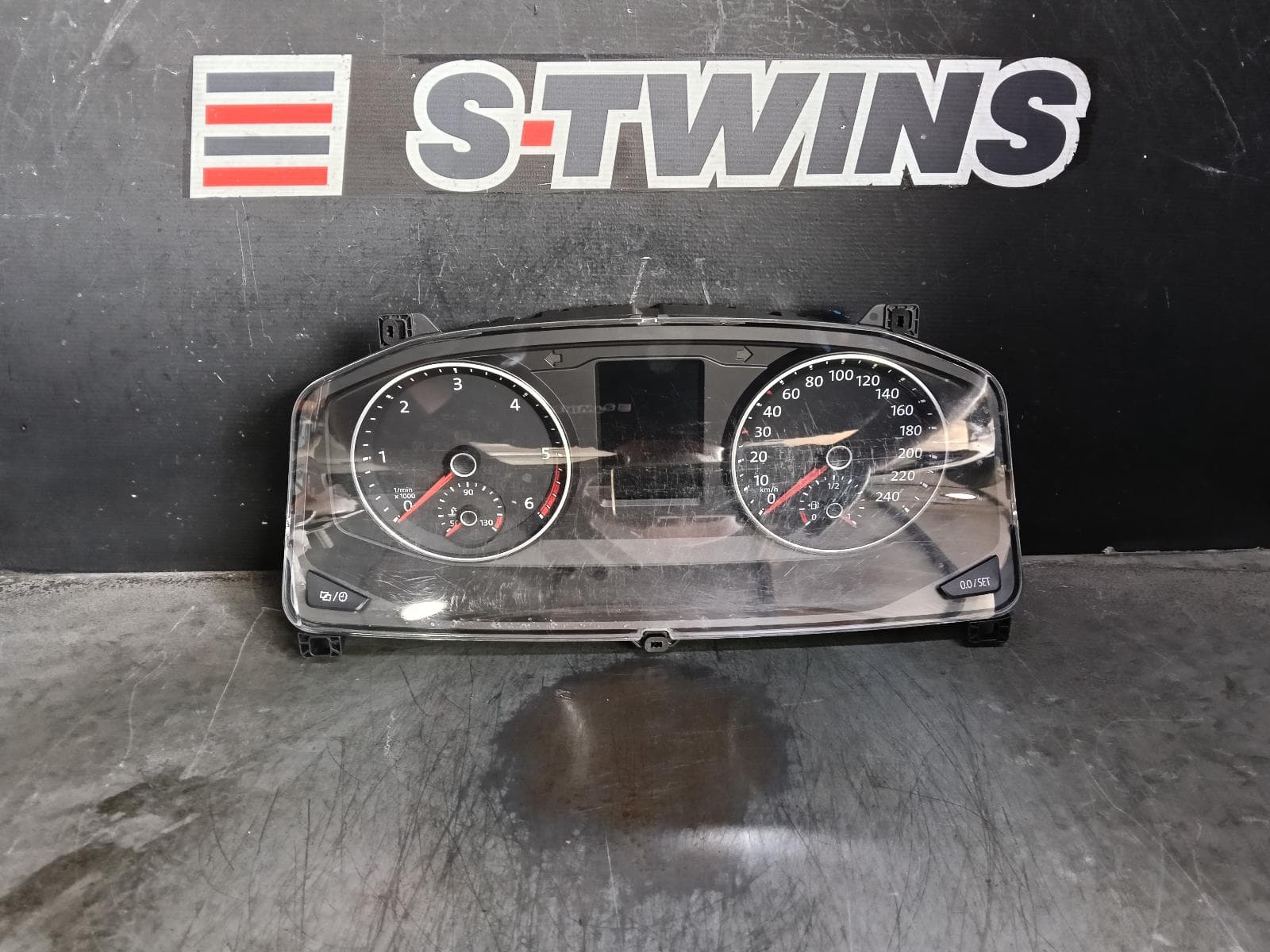 Used auto part listing image: 2017 VOLKSWAGEN TRANSPORTER INSTRUMENTCLUSTER DIESEL, P/N 7E0920880S, T6, 07/15-07/20 0000389299