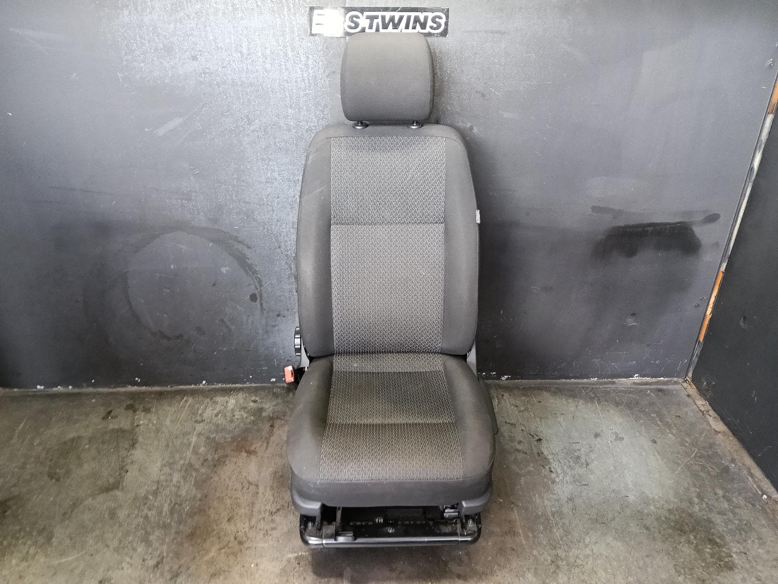 Used auto part listing image: 2017 VOLKSWAGEN TRANSPORTER FRONT SEAT LH FRONT (BUCKET), T6, CLOTH, NON ARMREST TYPE, 07/15-08/24 0000389383