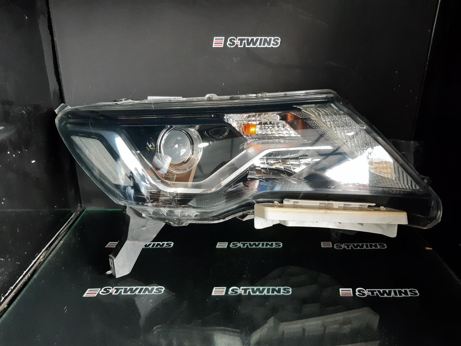 Used auto part listing image: 2017 NISSAN PATHFINDER RIGHT HEADLAMP R52, ST/ST-L, HALOGEN, 12/16-04/21 0000332505