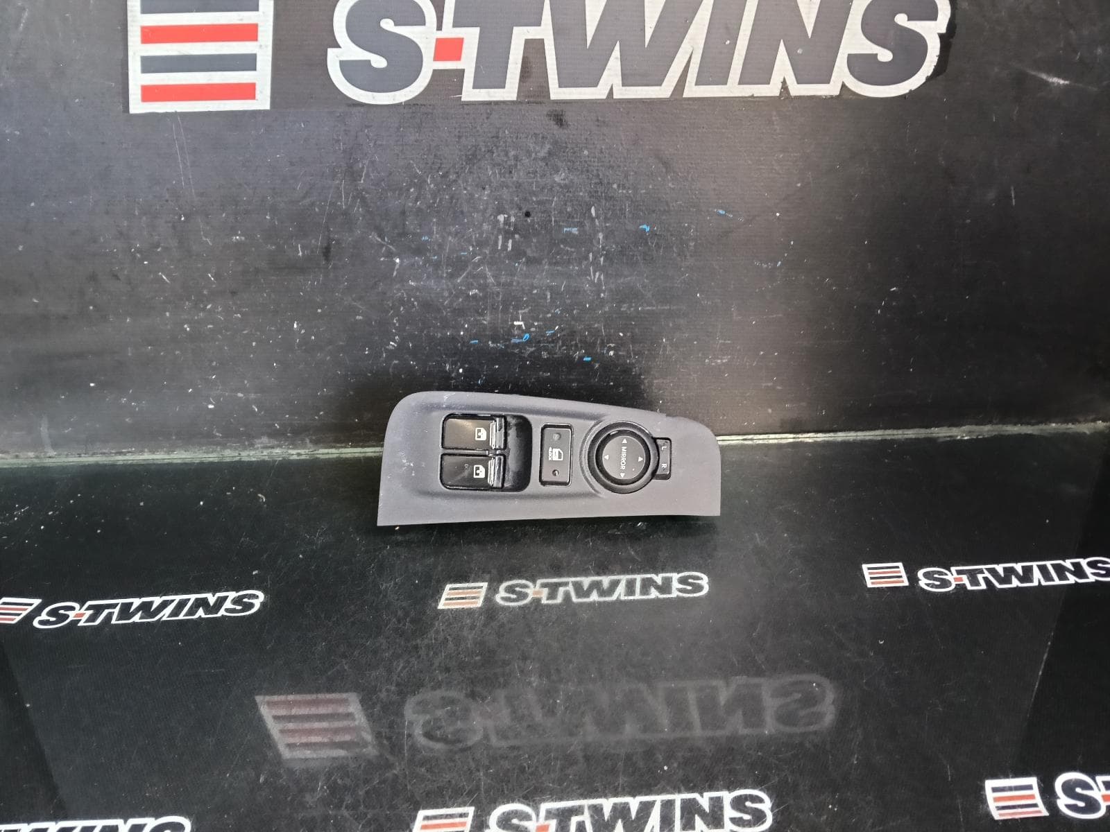 Used auto part listing image: 2019 HYUNDAI ILOAD/IMAX PWR DR WIND SWITCH RH FRONT (MASTER SWITCH), TQ, AUTO DOWN ONLY, 11/07-03/21 0000387466