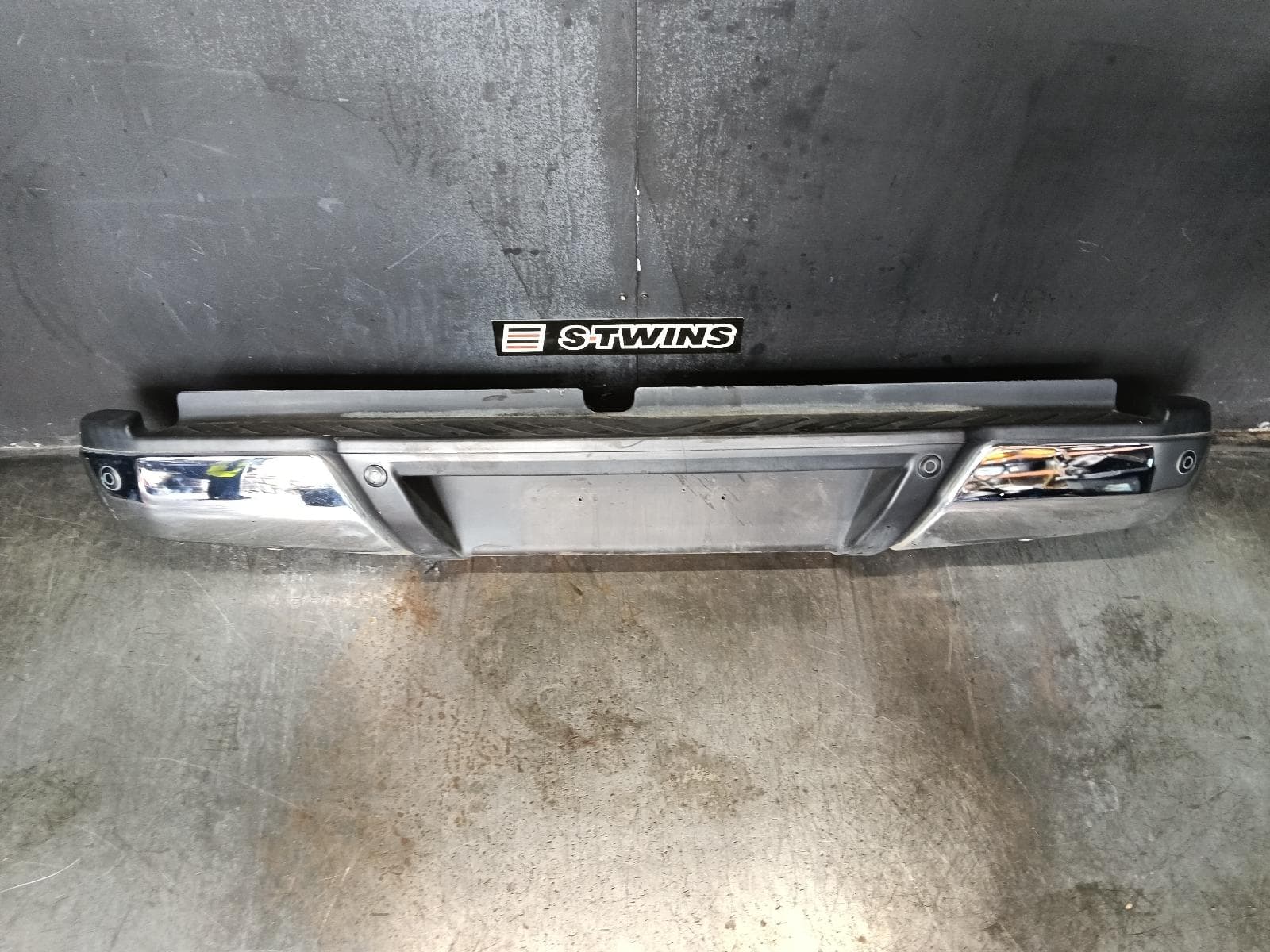 Used auto part listing image: 2020 NISSAN NAVARA REAR BUMPER NP300, BUMPER BAR, ST-X, W/ PARK SENSOR TYPE, 04/15-11/20 0000385528