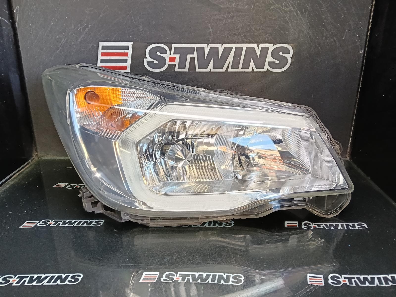 Used auto part listing image: 2014 SUBARU FORESTER RIGHT HEADLAMP SJ, XENON TYPE, CHROME INSERT, 12/12-01/16 0000386053