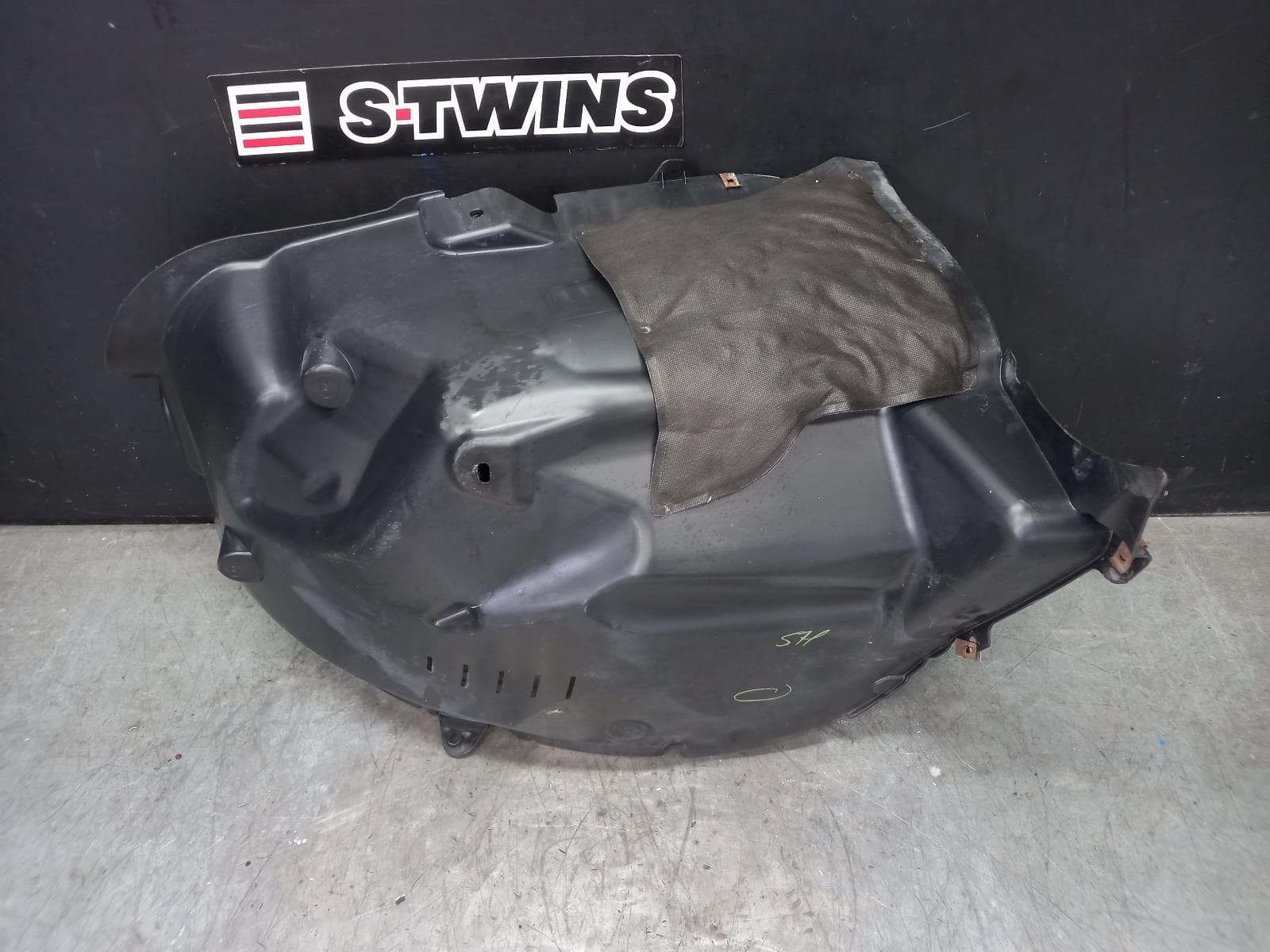 Used auto part listing image: 2018 LAND ROVER RANGE ROVER EVOQUE RIGHT GUARD LINER L538, FRONT SECTION, 11/11-01/19 0000388214
