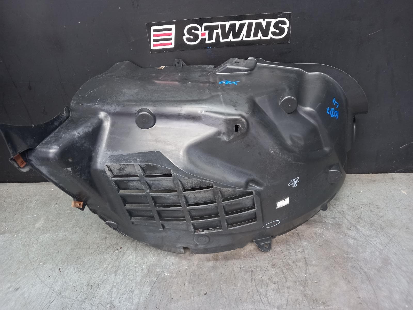 Used auto part listing image: 2018 LAND ROVER RANGE ROVER EVOQUE LEFT GUARD LINER L538, FRONT SECTION, 11/11-01/19 0000388217