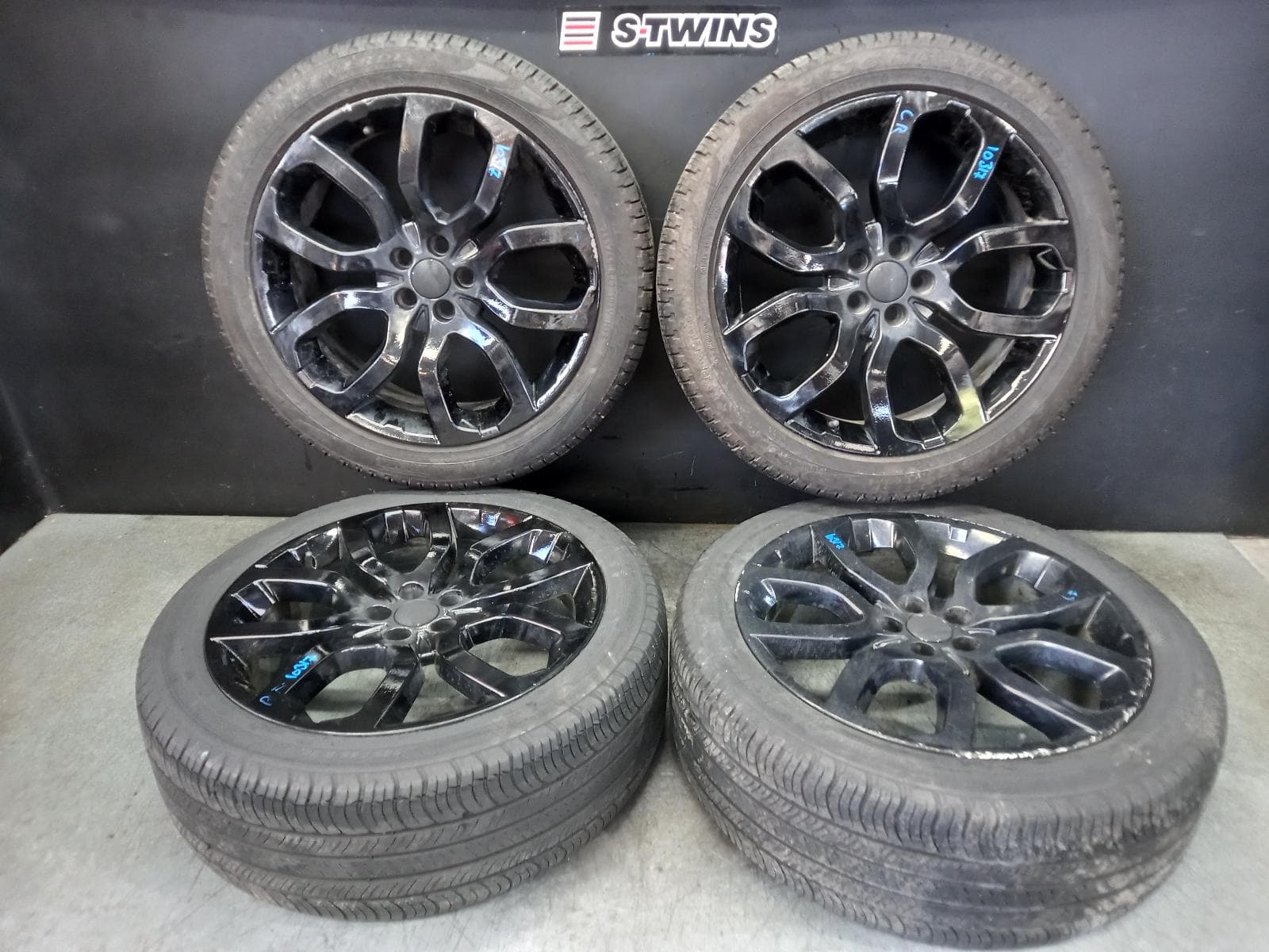 Used auto part listing image: 2018 LAND ROVER RANGE ROVER EVOQUE WHEEL MAG FACTORY, 20X8.0IN, V SPOKE, SPARKLE SILVER FINISH, L538, 11/11-01/19 0000388222
