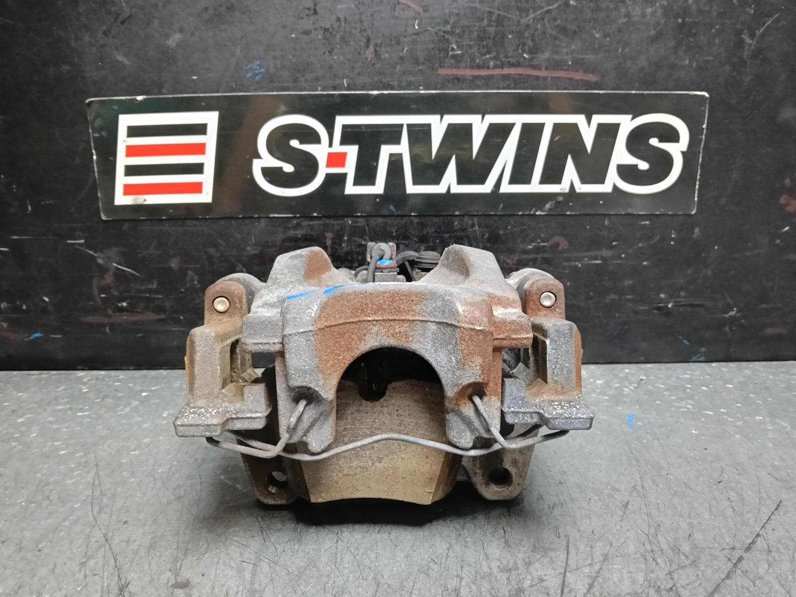 Used auto part listing image: 2018 LAND ROVER RANGE ROVER EVOQUE CALIPER RH REAR, L538, 302MM, 11/11-01/19 0000388223