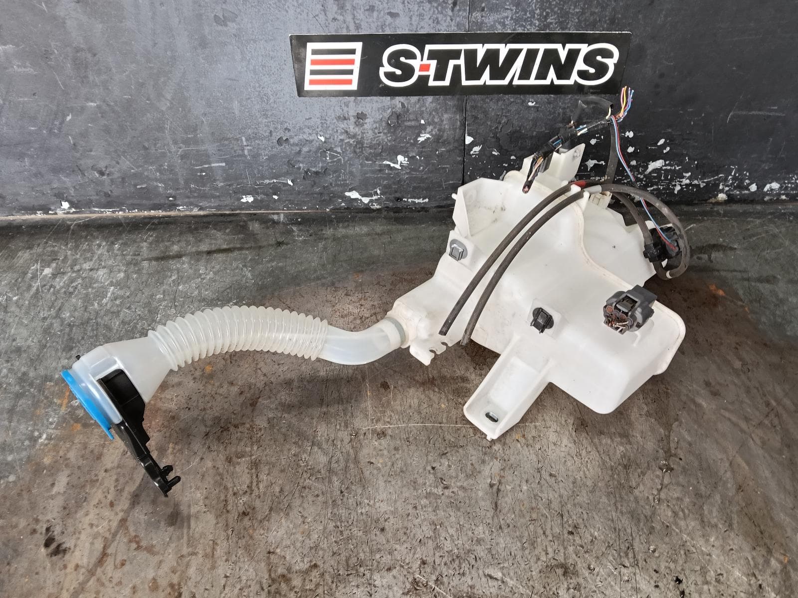 Used auto part listing image: 2018 MAZDA CX5 WASHER BOTTLE KF, NON H/LAMP WASHER TYPE, 02/17- 0000387045