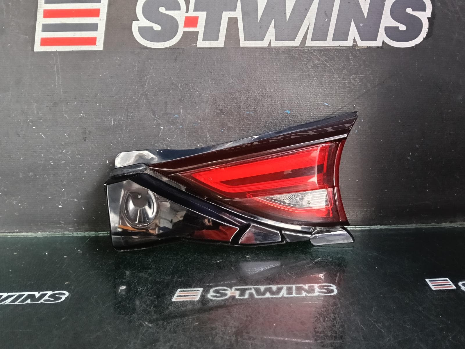 Used auto part listing image: 2018 MAZDA CX5 REAR GARNISH TAILGATE LAMP (RH SIDE), W/ LED TYPE, KF, 02/17-08/21 0000386881