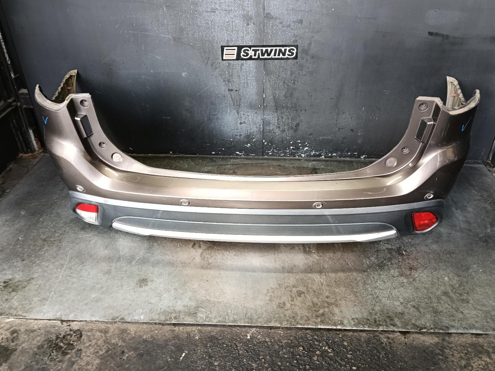 Used auto part listing image: 2016 MITSUBISHI OUTLANDER REAR BUMPER BUMPER BAR, FLARED, W/ PARK SENSOR TYPE, ZK, 01/15-03/18 0000385655