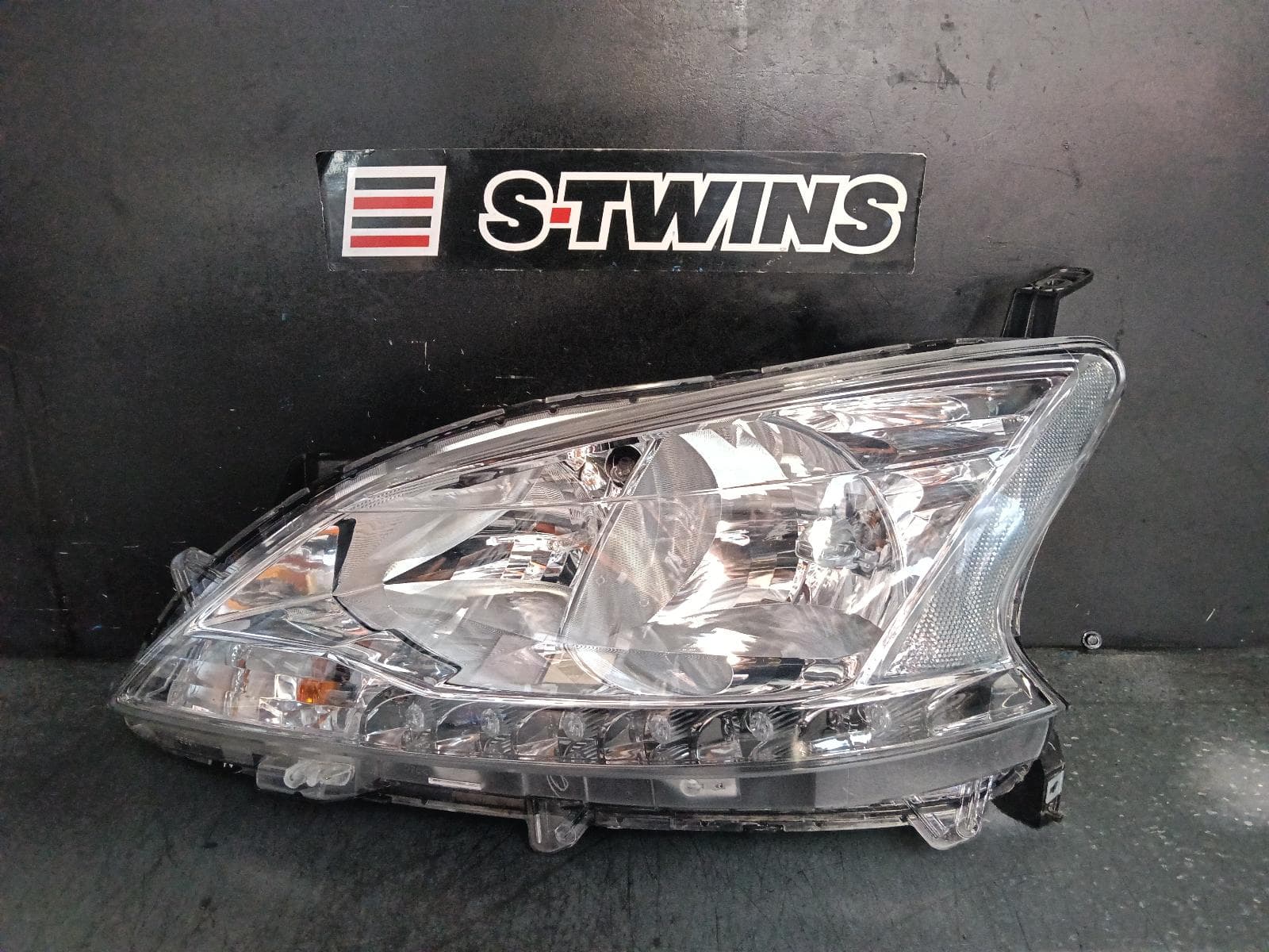 Used auto part listing image: 2015 NISSAN PULSAR LEFT HEADLAMP B17, SEDAN, Ti/SSS, XENON TYPE, 12/12-12/17 0000394050