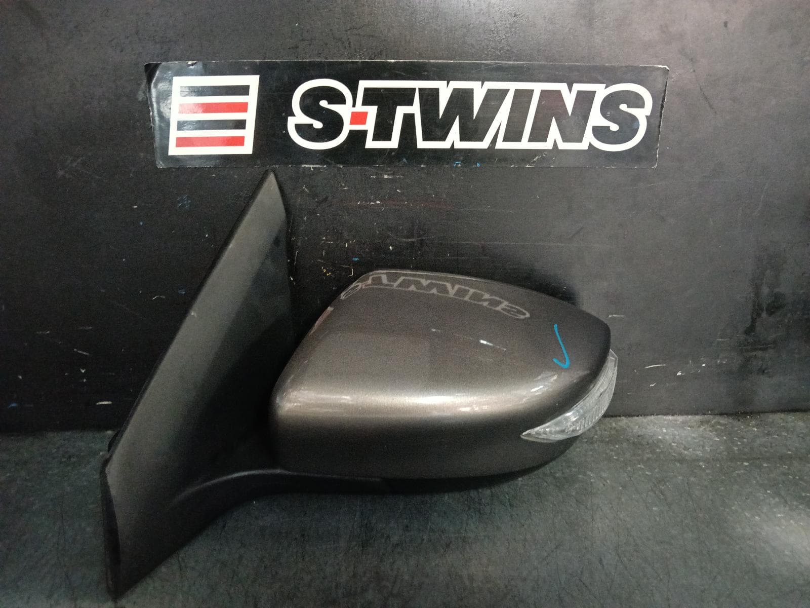 Used auto part listing image: 2015 NISSAN PULSAR LEFT DOOR MIRROR B17, SEDAN, MANUAL FOLD TYPE, 12/12-12/17 0000394049