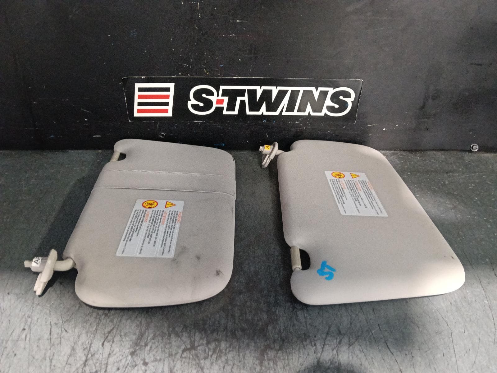 Used auto part listing image: 2015 NISSAN PULSAR SUNVISOR B17, PAIR, SEDAN, 12/12-12/17 0000394008