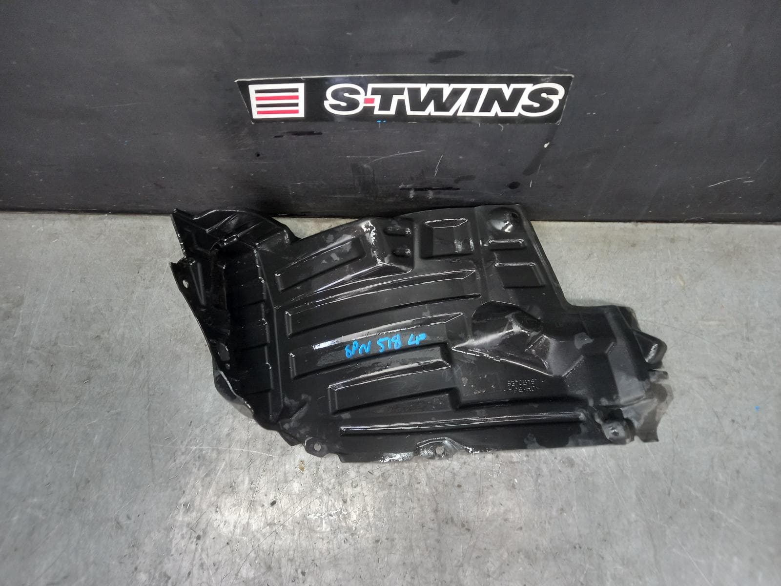 Used auto part listing image: 2014 MITSUBISHI TRITON LEFT GUARD LINER ML-MN, FRONT SECTION, 07/06-04/15 0000387915