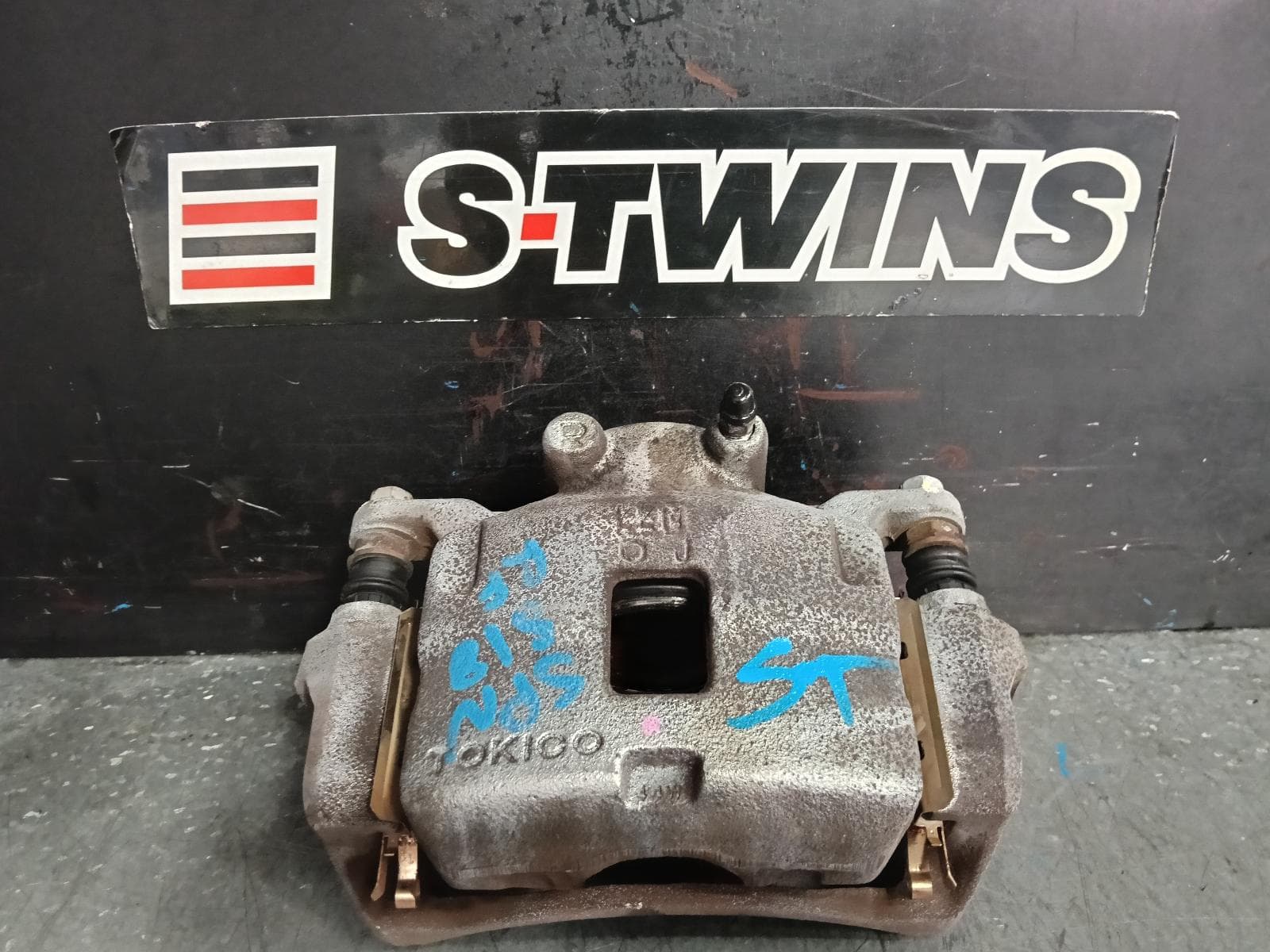 Used auto part listing image: 2014 MITSUBISHI TRITON CALIPER RH FRONT, ML-MN, 2WD/4WD, SINGLE PISTON TYPE, 07/06-04/15 0000387921