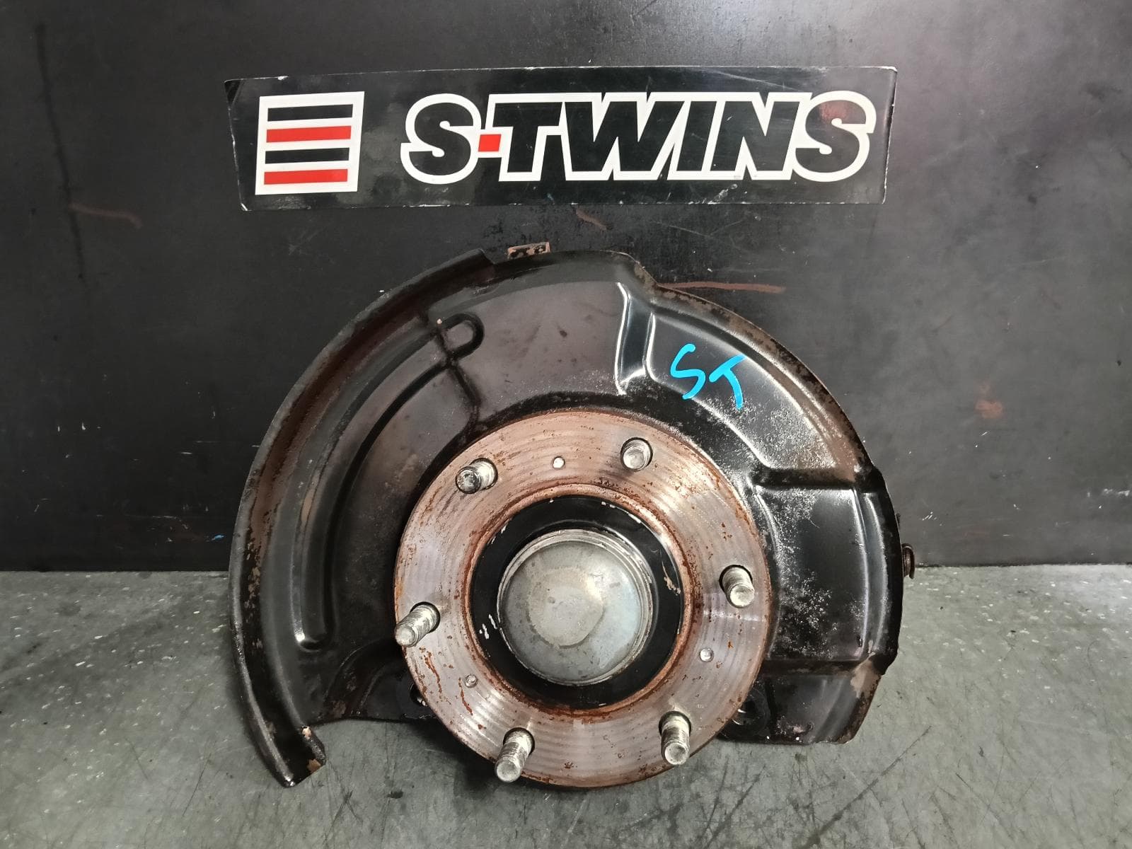 Used auto part listing image: 2014 MITSUBISHI TRITON RIGHT FRONT HUB ASSEMBLY ML-MN-MQ, 4WD, ABS TYPE, 07/06-10/18 0000387922