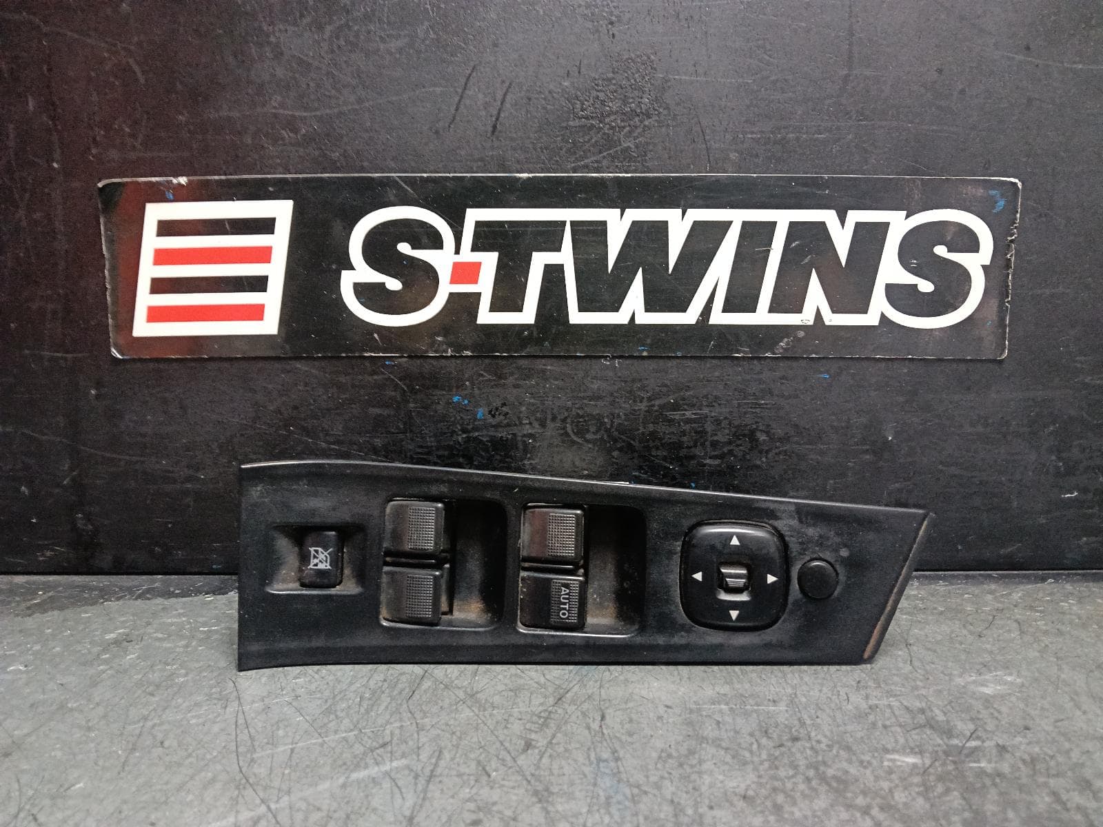 Used auto part listing image: 2018 MAZDA BT50 PWR DR WIND SWITCH RH FRONT (MASTER SWITCH), 4DR TYPE, UR, 06/15-06/20 0000410621