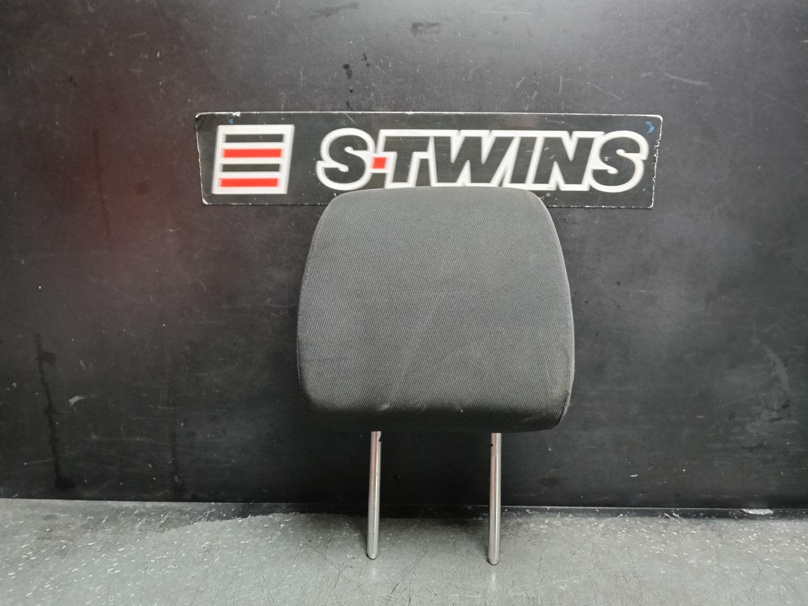 Used auto part listing image: 2018 MAZDA BT50 HEADREST CENTRE REAR, CLOTH, XT, BLACK, NON VISIBLE STITCHING TYPE, UP-UR, 10/11-06/20 0000410624