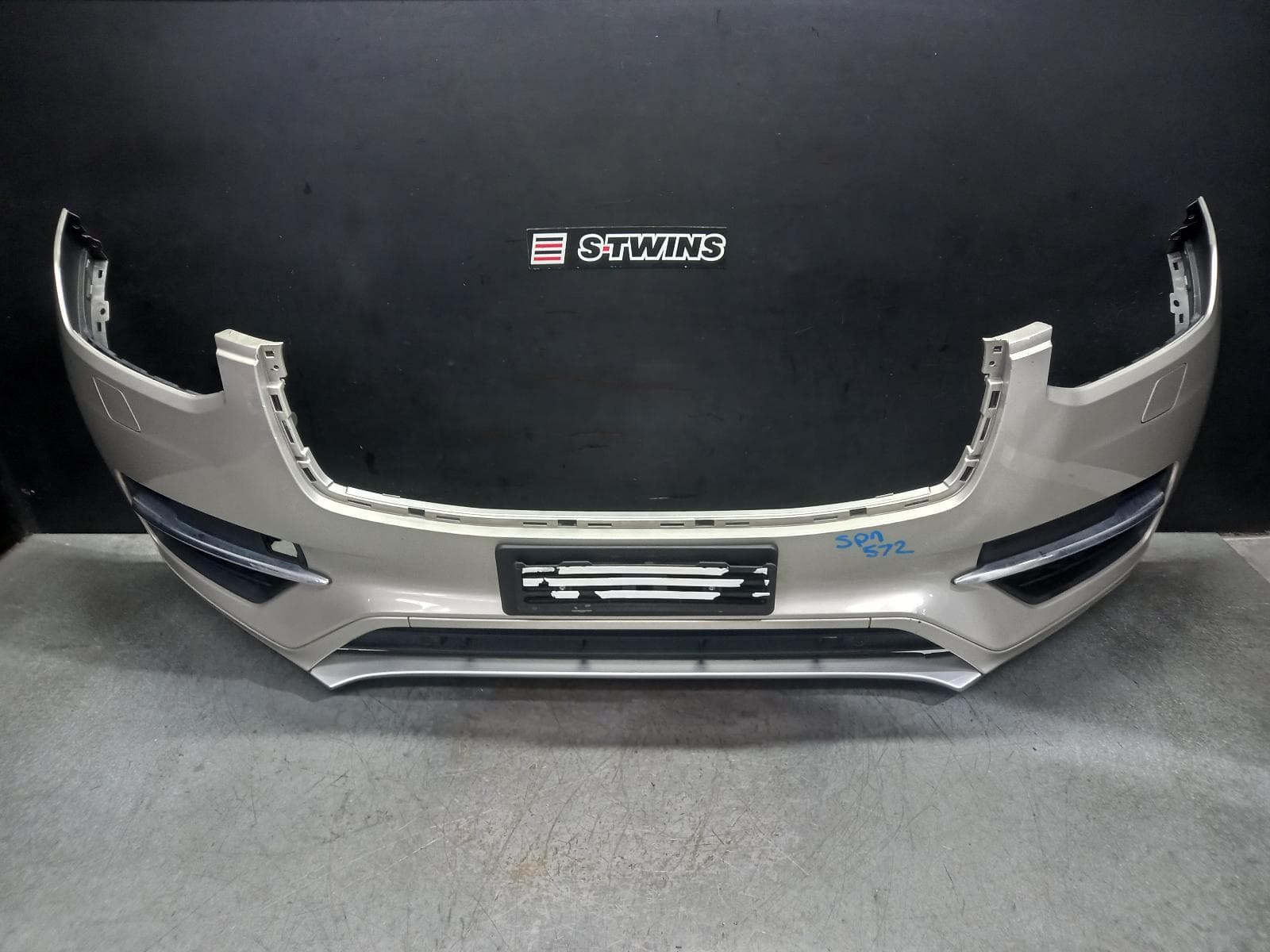 Used auto part listing image: 2016 VOLVO XC90 FRONT BUMPER Mk2, BUMPER BAR, INSCRIPTION/MOMENTUM/PLUS, W/ WASHER TYPE, 04/15-01/23 0000403927