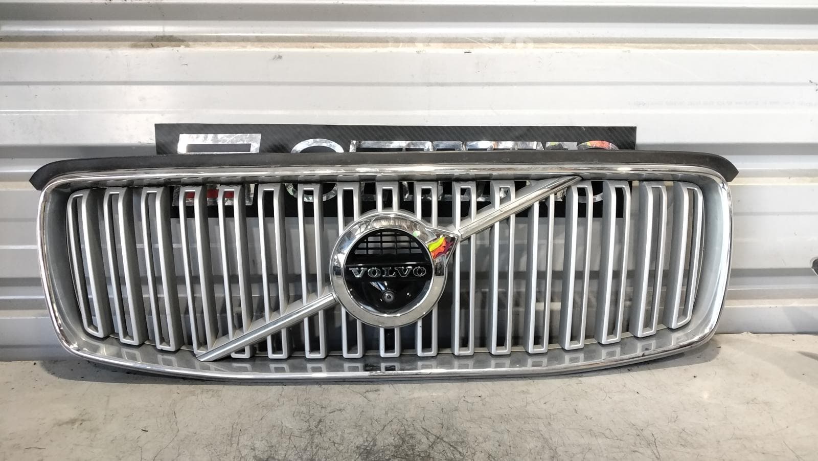 Used auto part listing image: 2016 VOLVO XC90 GRILLE RADIATOR GRILLE, INSCRIPTION, W/ CAMERA TYPE, Mk2, 04/15-08/22 0000391290