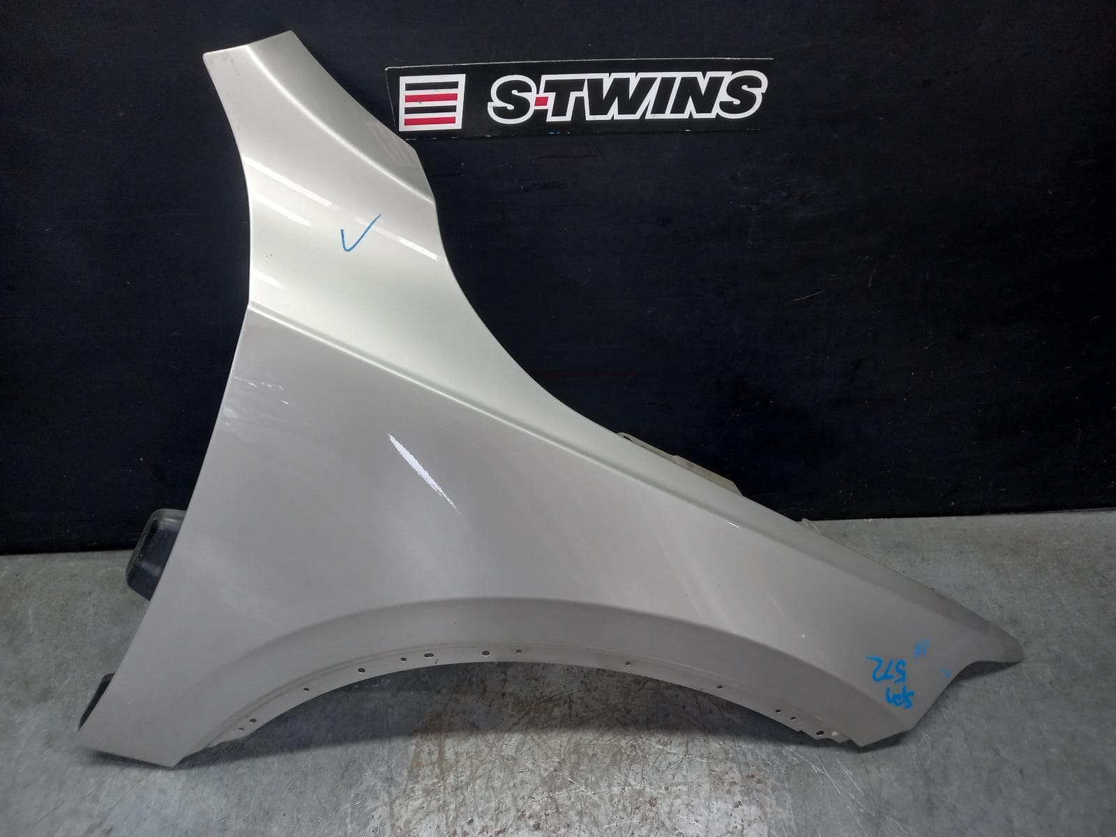 Used auto part listing image: 2016 VOLVO XC90 RIGHT GUARD Mk2, 04/15-11/24 0000403903