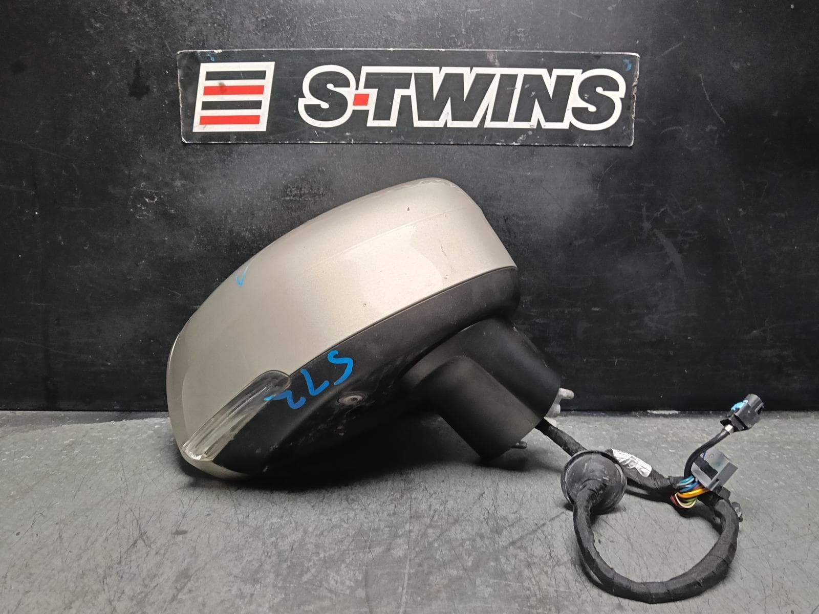 Used auto part listing image: 2016 VOLVO XC90 RIGHT DOOR MIRROR Mk2, W/ AUTO POWER FOLD, BLIND SPOT, CAMERA TYPE, COLOUR CODED, 04/15- 0000407345