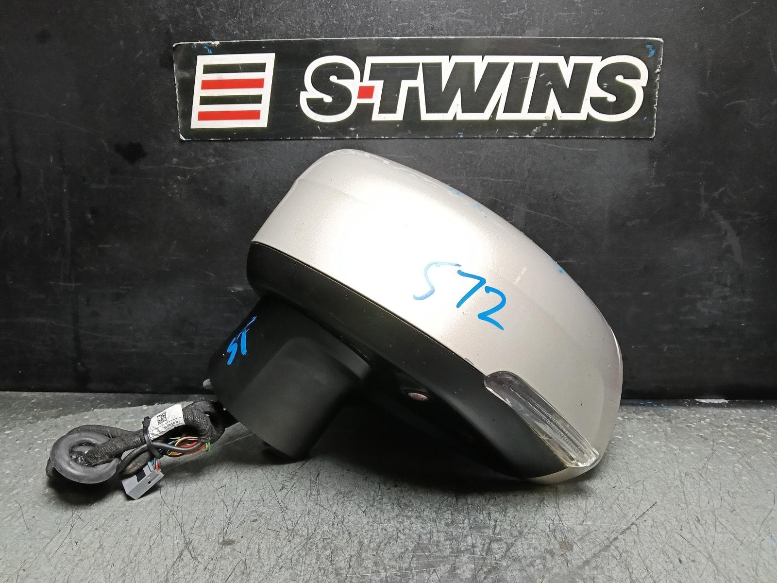 Used auto part listing image: 2016 VOLVO XC90 LEFT DOOR MIRROR Mk2, W/ AUTO POWER FOLD, BLIND SPOT, CAMERA TYPE, COLOUR CODED, 04/15- 0000407575