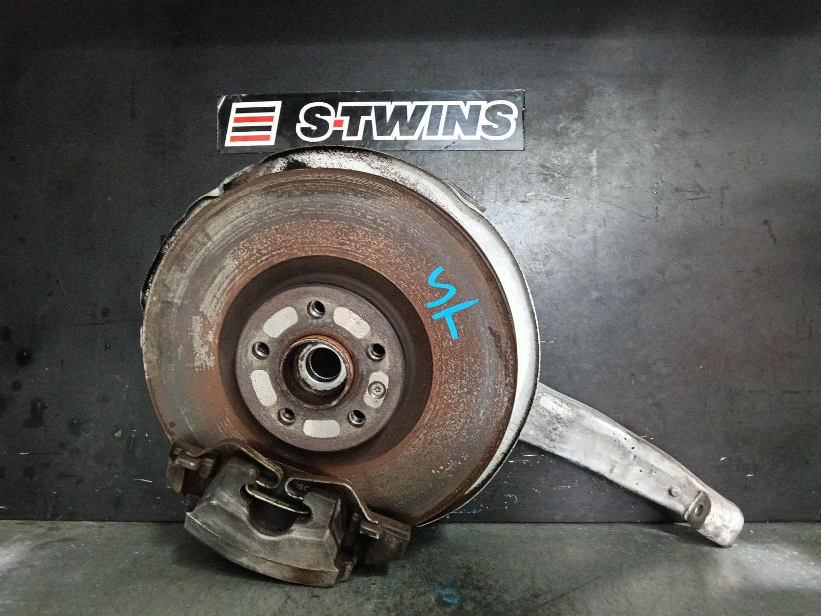 Used auto part listing image: 2016 VOLVO XC90 RIGHT FRONT HUB ASSEMBLY Mk2, 04/15- 0000403592