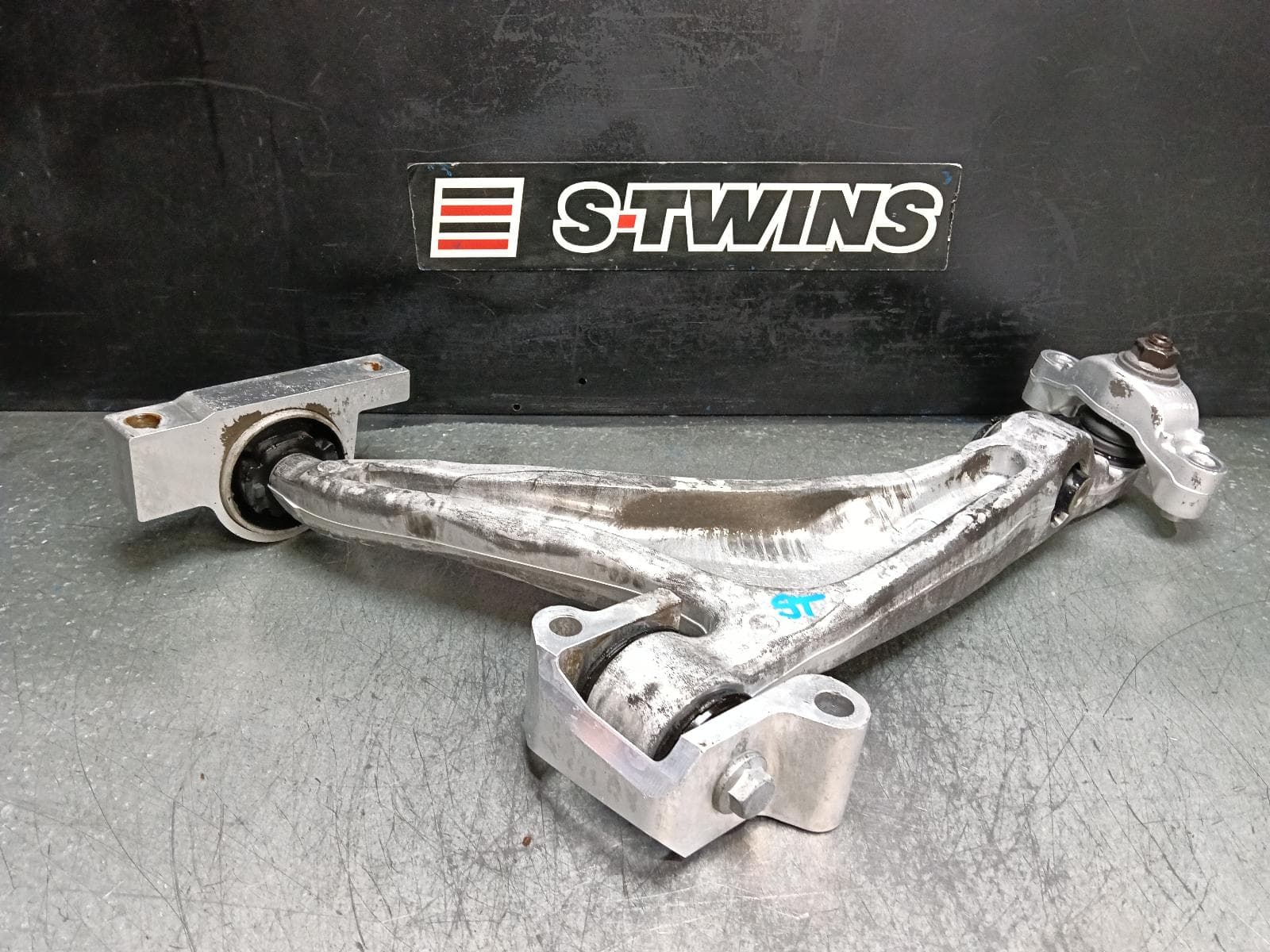 Used auto part listing image: 2016 VOLVO XC90 RIGHT FRONT LOWER CONTROL ARM Mk2, 04/15- 0000404889