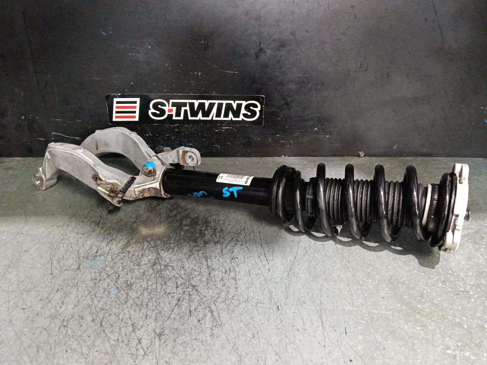 Used auto part listing image: 2016 VOLVO XC90 LEFT FRONT STRUT COIL SPRING TYPE, Mk2, 04/15- 0000403589