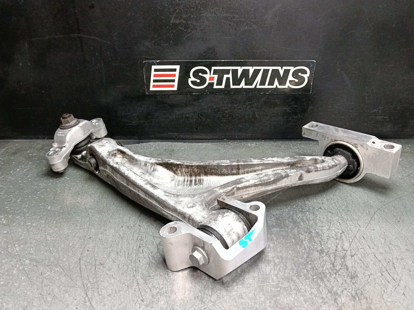 Used auto part listing image: 2016 VOLVO XC90 LEFT FRONT LOWER CONTROL ARM Mk2, 04/15- 0000404890