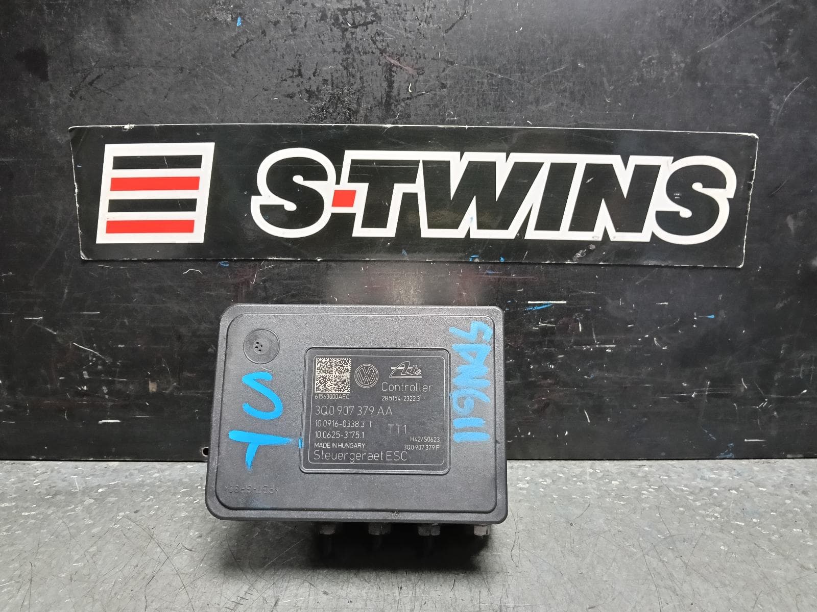 Used auto part listing image: 2015 VOLKSWAGEN GOLF ABS PUMP MODULATOR GEN 7, ON MOTOR P/N 3Q0614517F, 11/12-08/20 0000393352